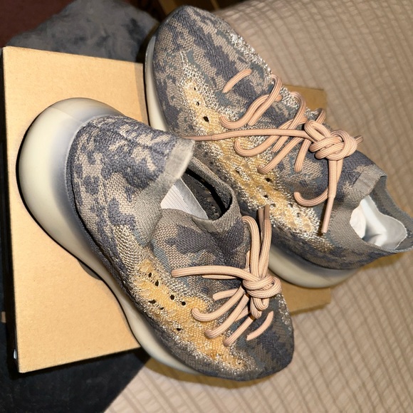 Yeezy Boost 380 - Picture 4 of 4